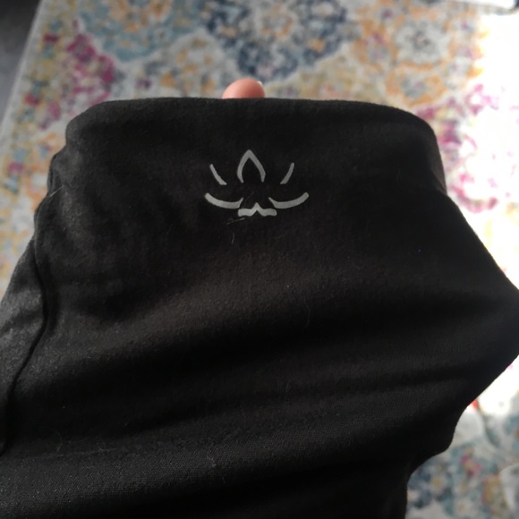 Beyond Yoga | black infinity hidden zipper scarf - Picture 4 of 7